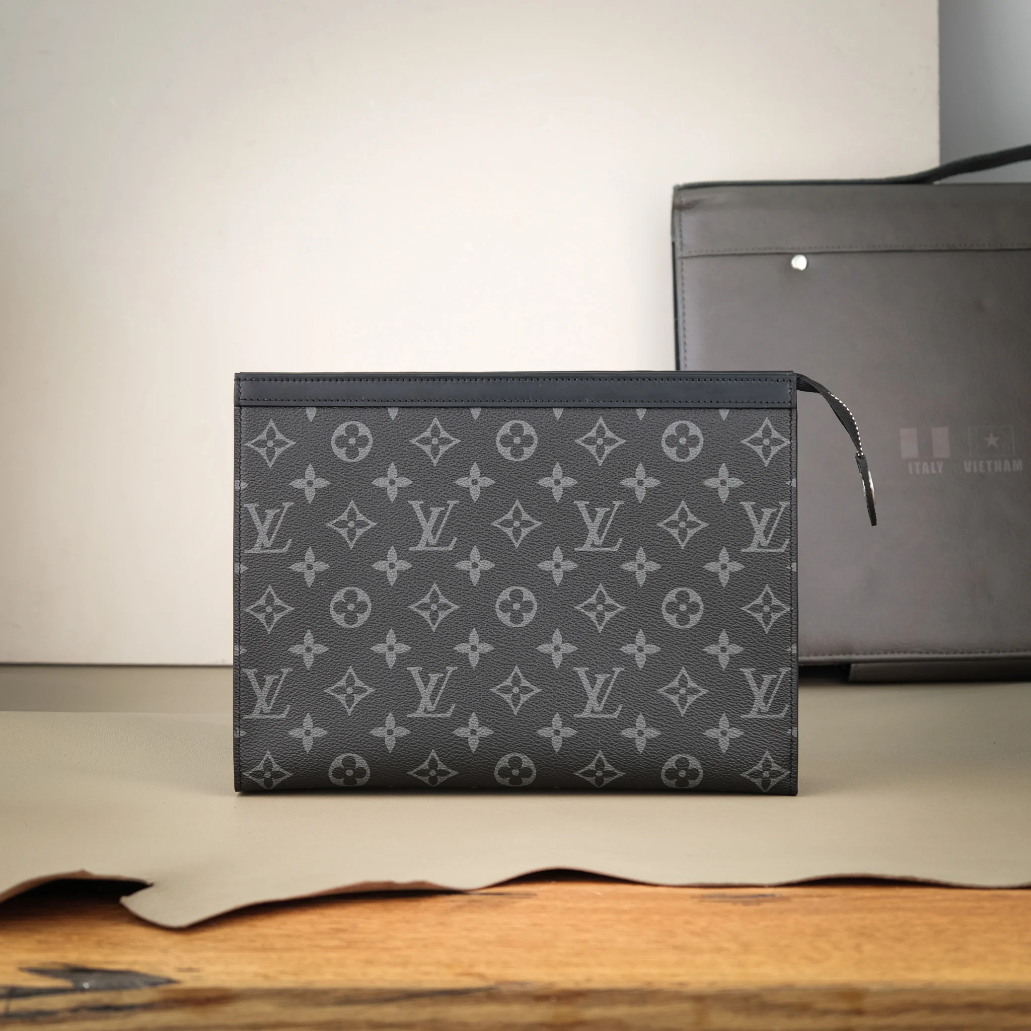 Ảnh Studio Clutch LV - Koi Leather