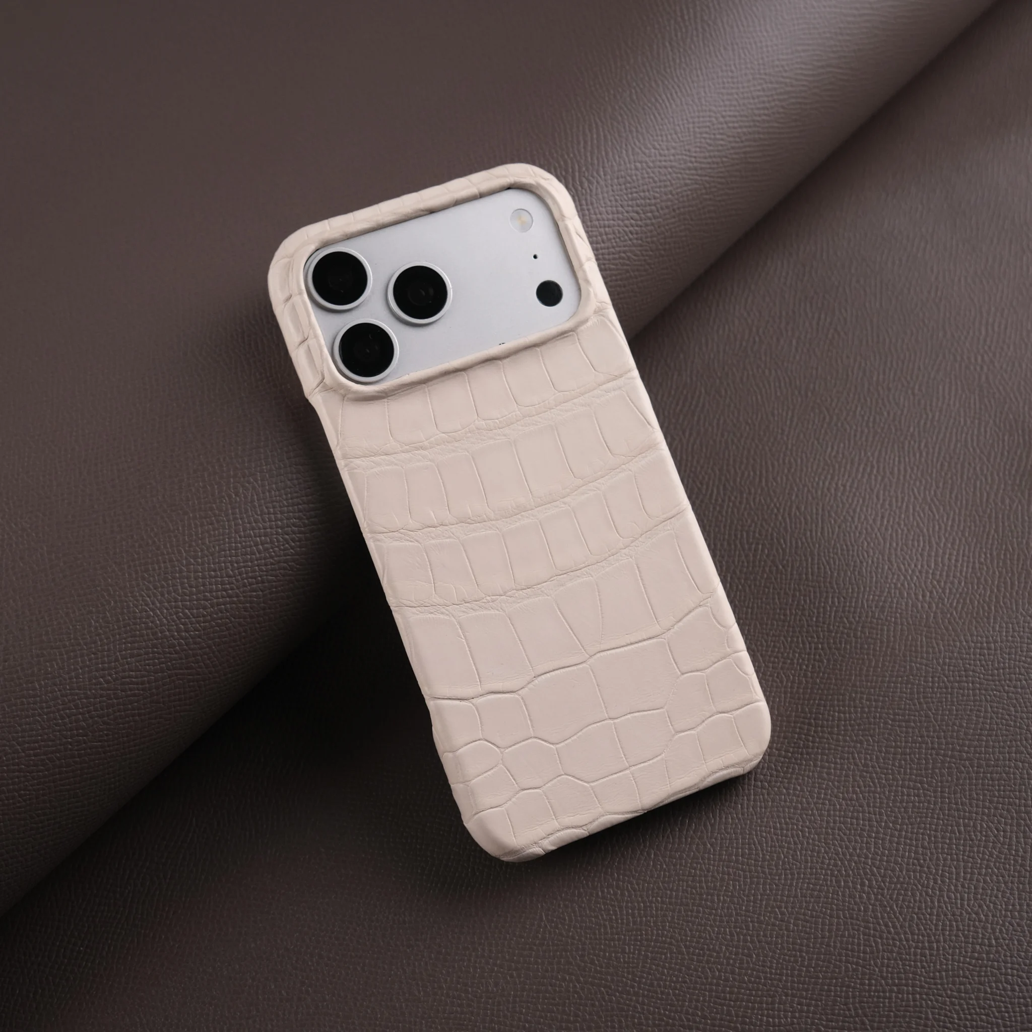 Ảnh Studio Iphone Case Hima - Koi Leather