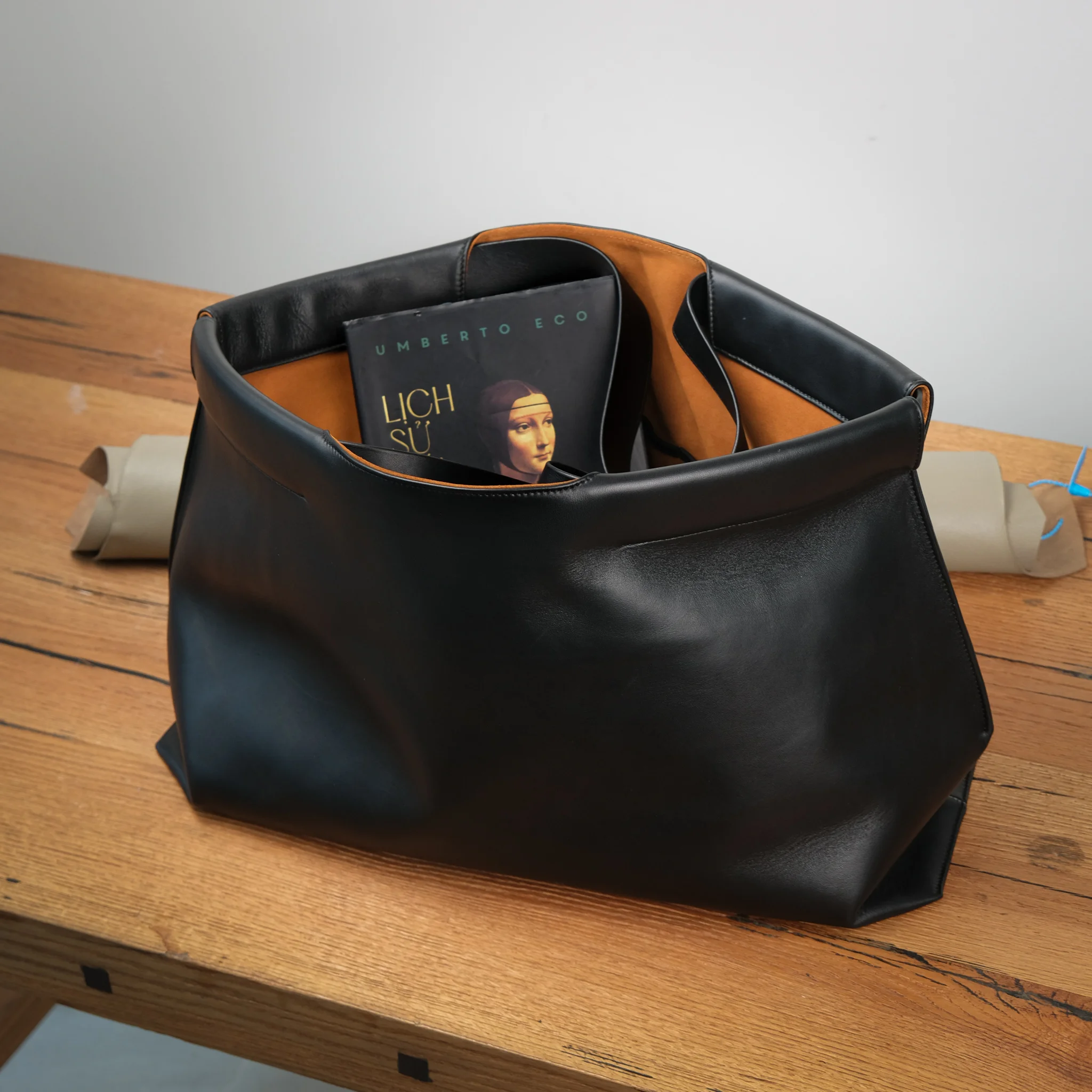 Ảnh Studio Túi tote - Koi Leather