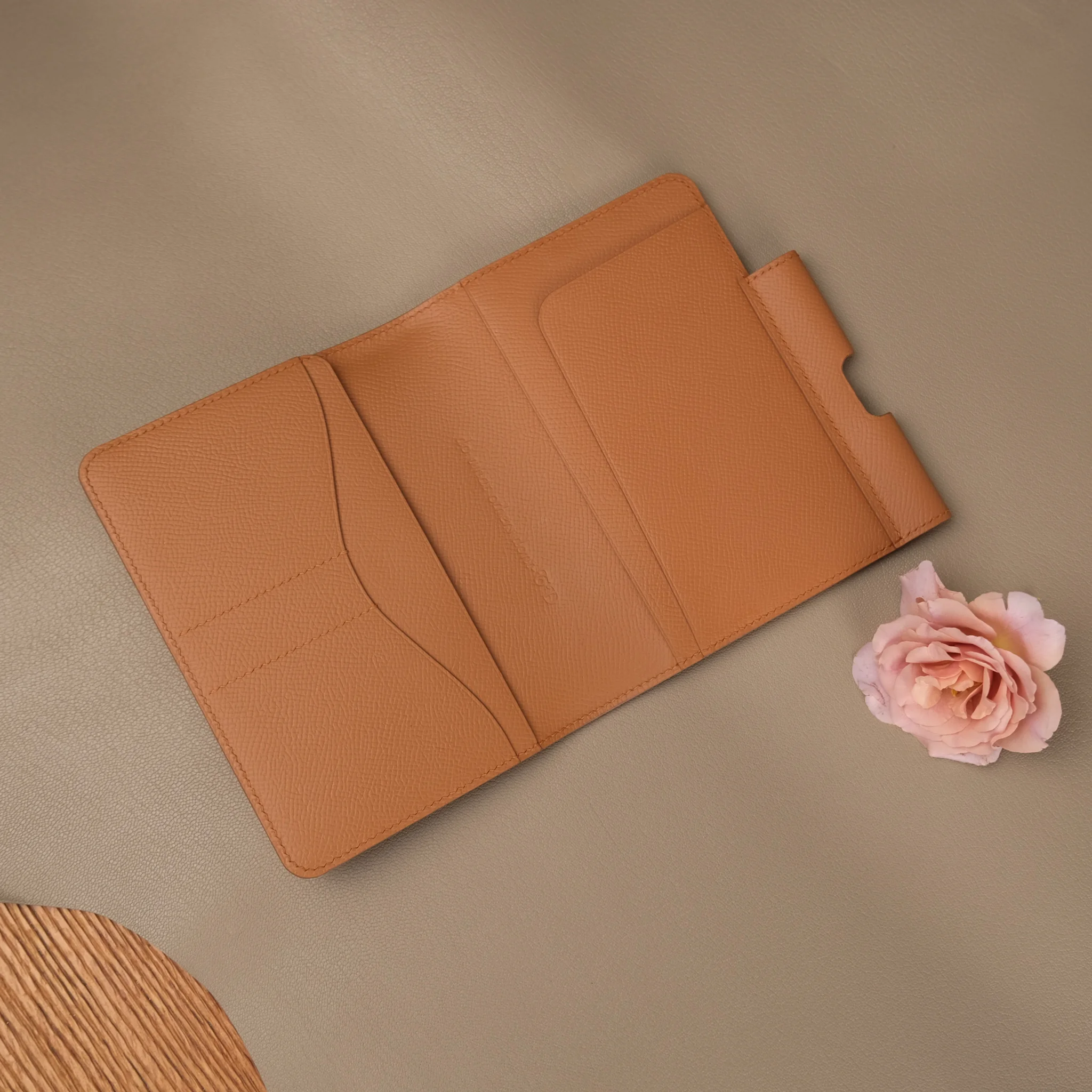Ảnh Studio Ví đựng hộ chiếu - epsom Gold - Koi Leather