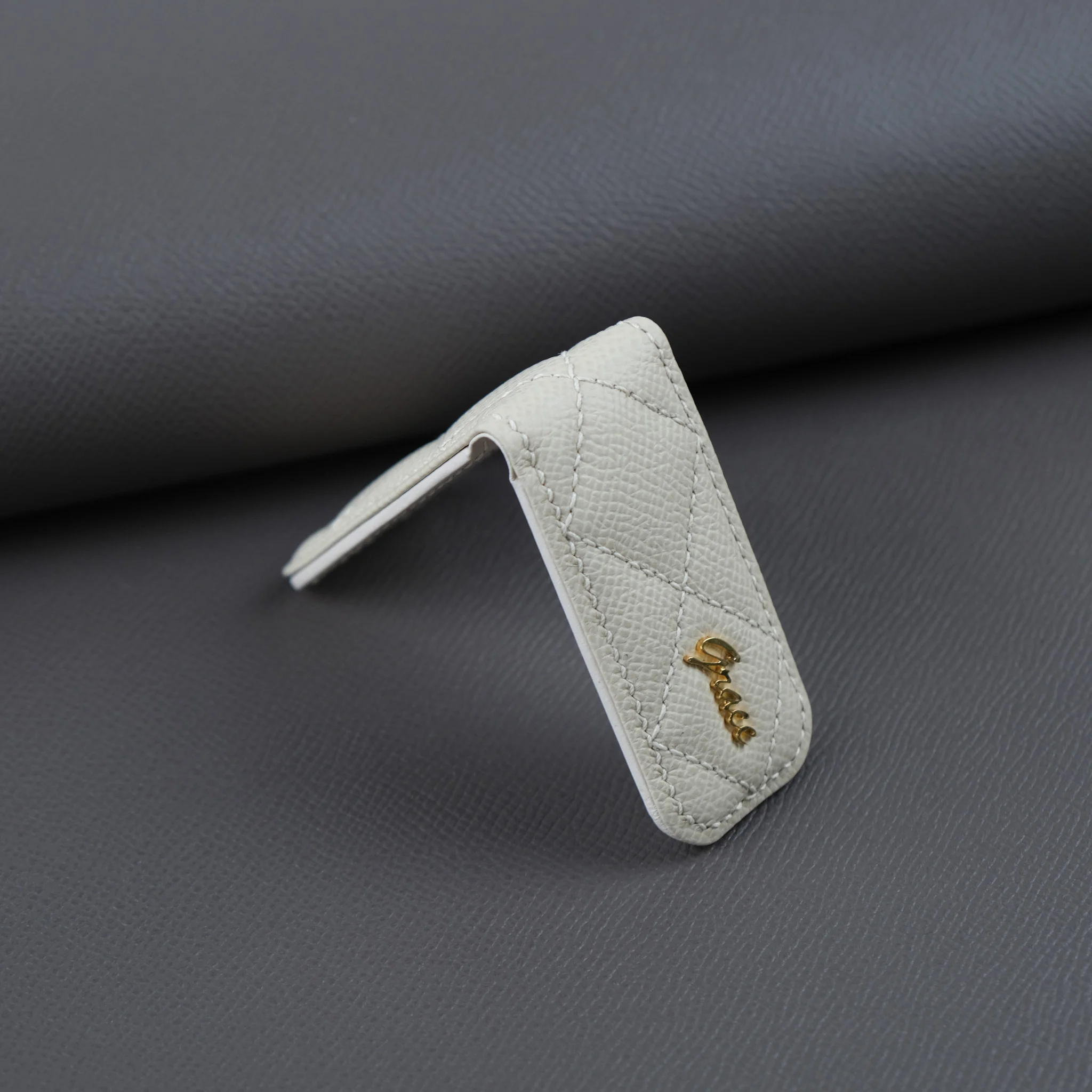 Ảnh Studio Money clip epsom kem - may trám - Koi Leather