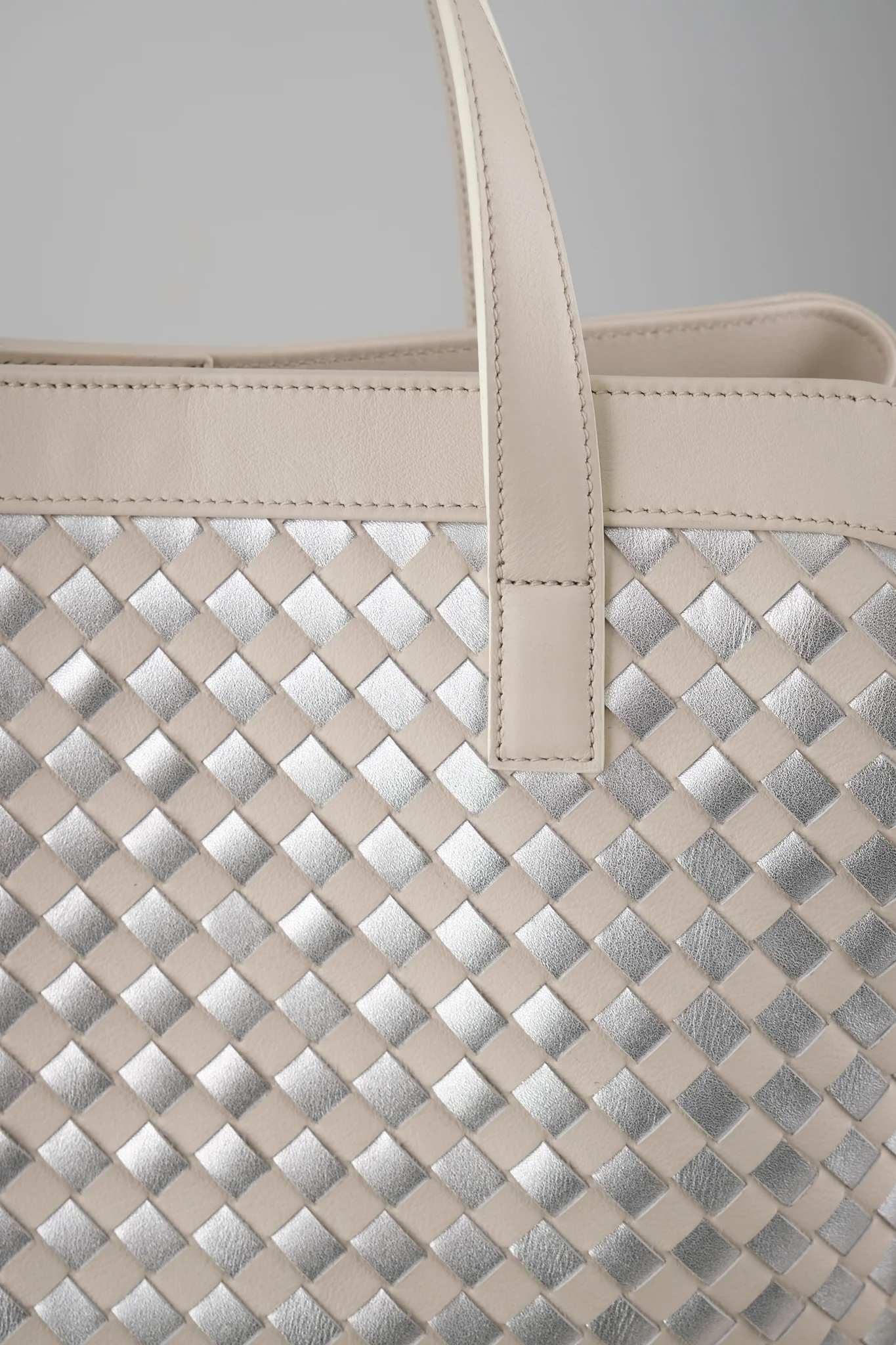 Ảnh Studio Túi loom đan da trắng kem - Koi Leather