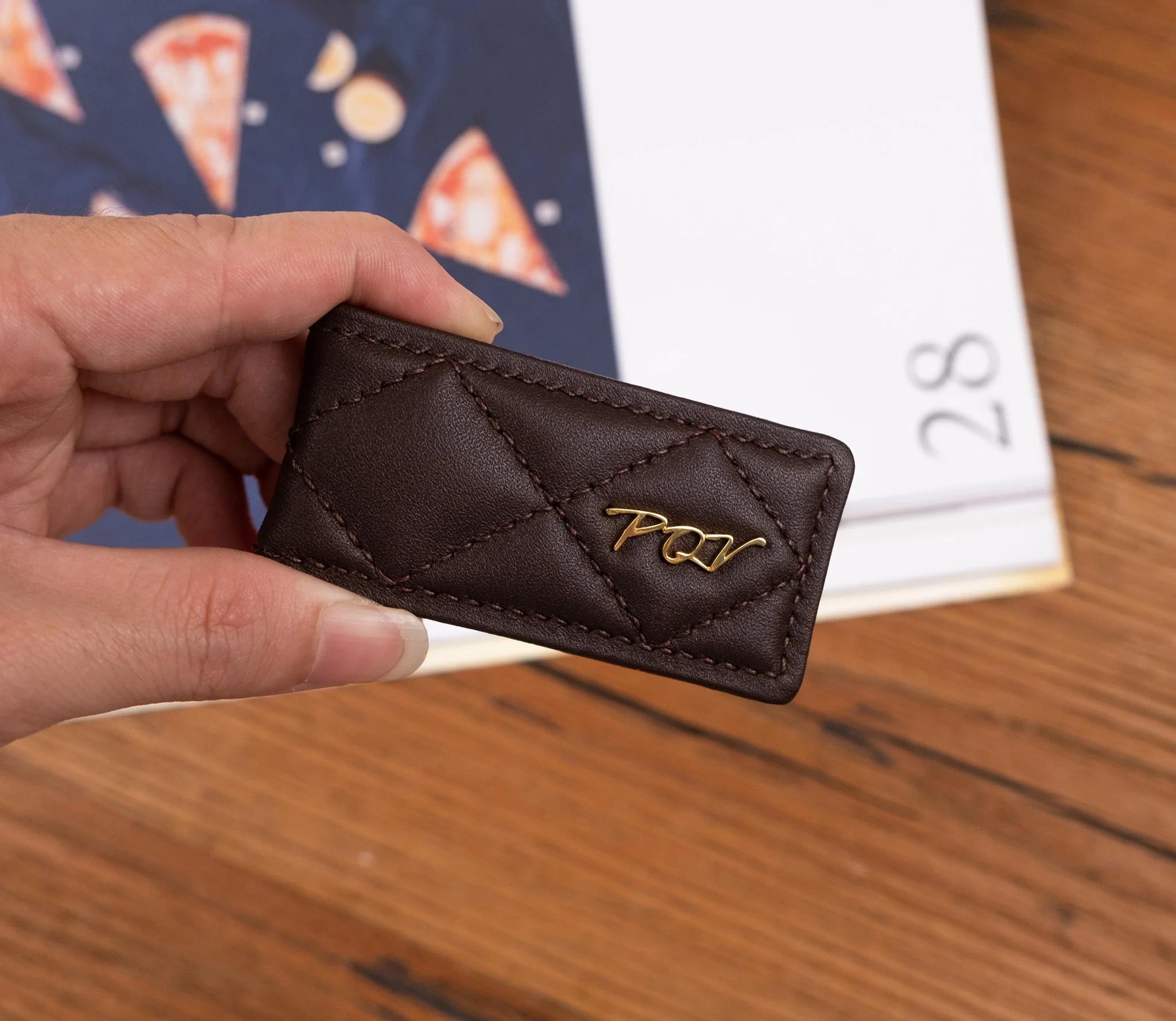 Ảnh Studio Money clip nâu may trám - Koi Leather