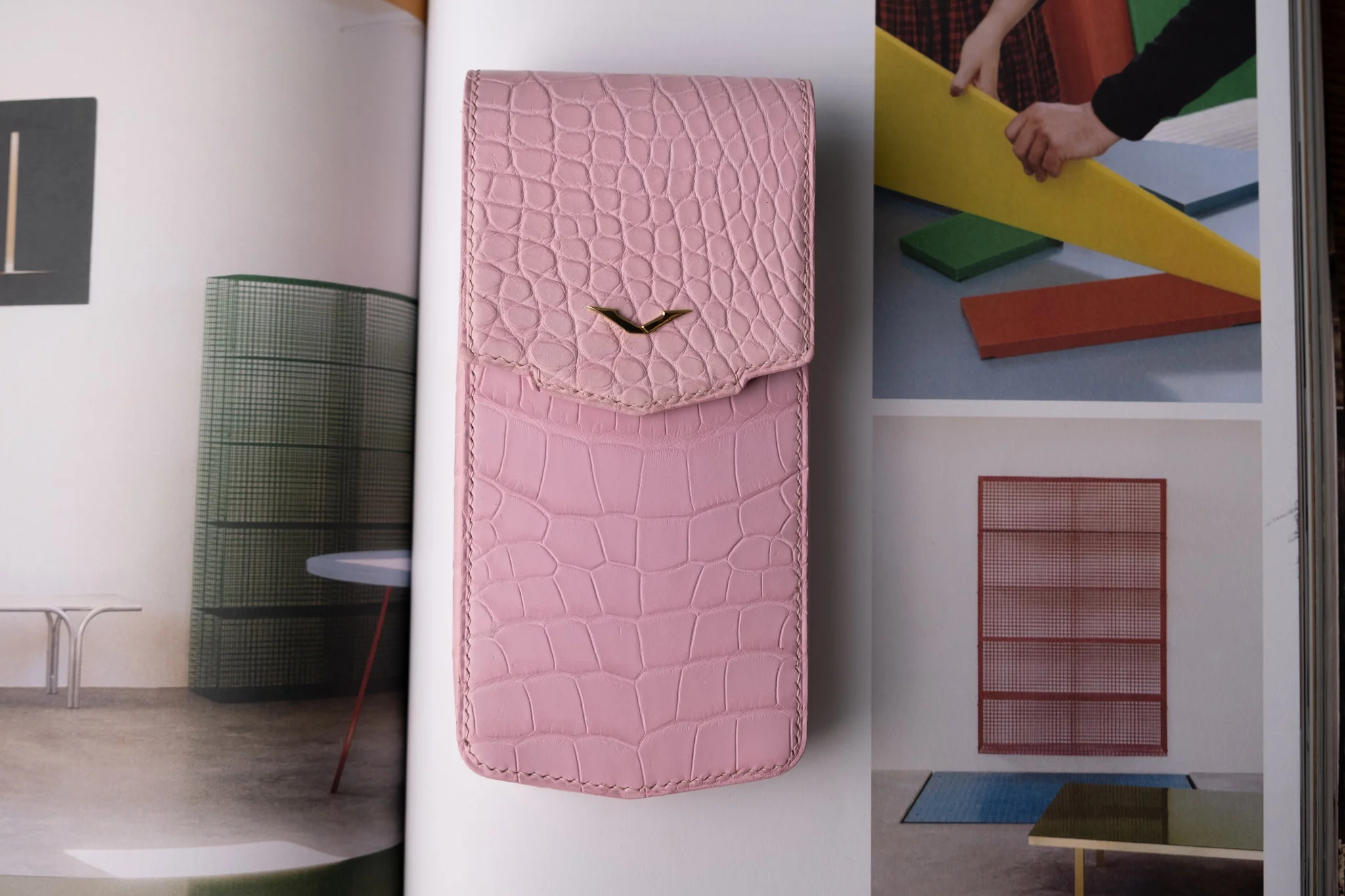 Ảnh Studio Bao da điện thoại Vertu - Koi Leather