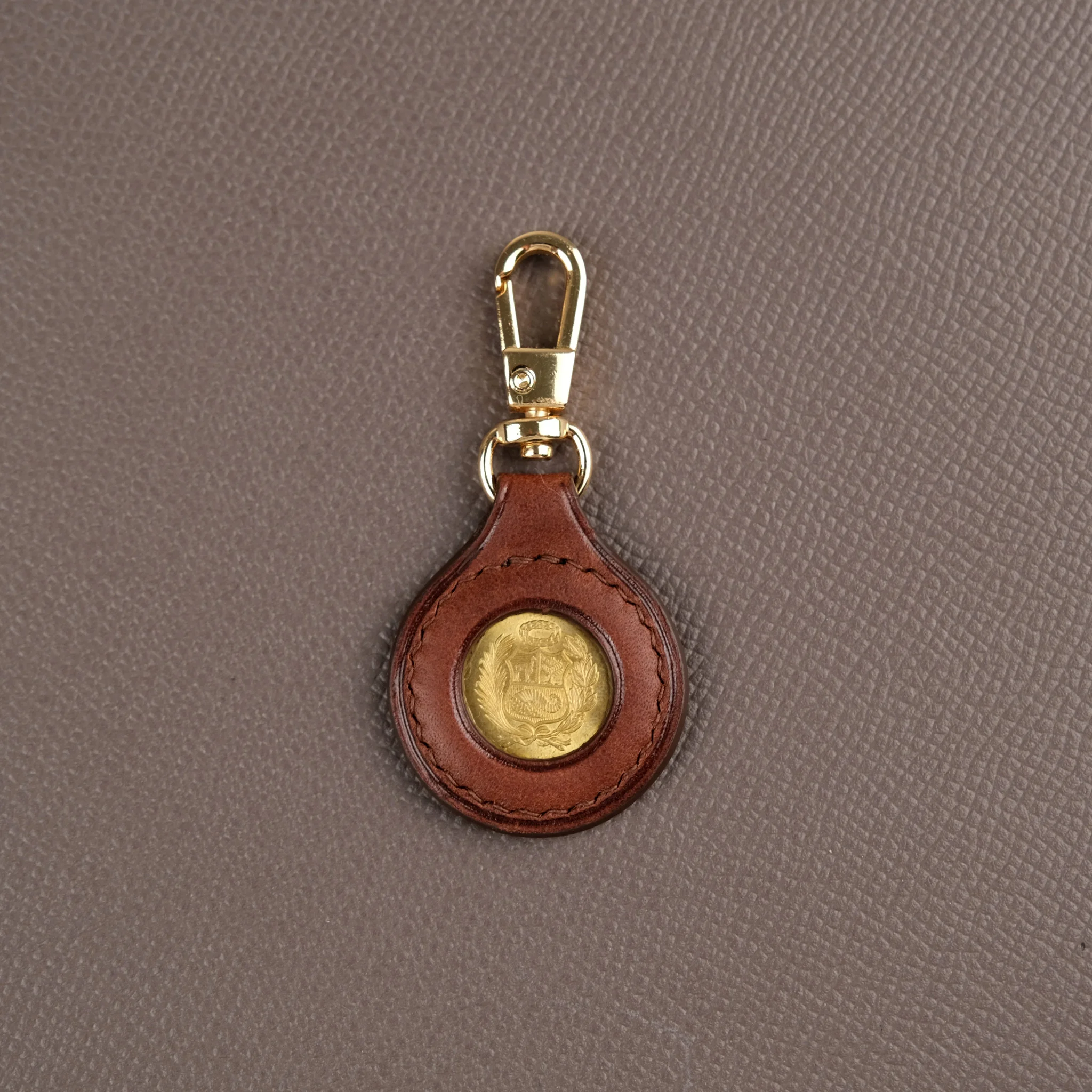 Ảnh Studio Charm đồng xu - Koi Leather