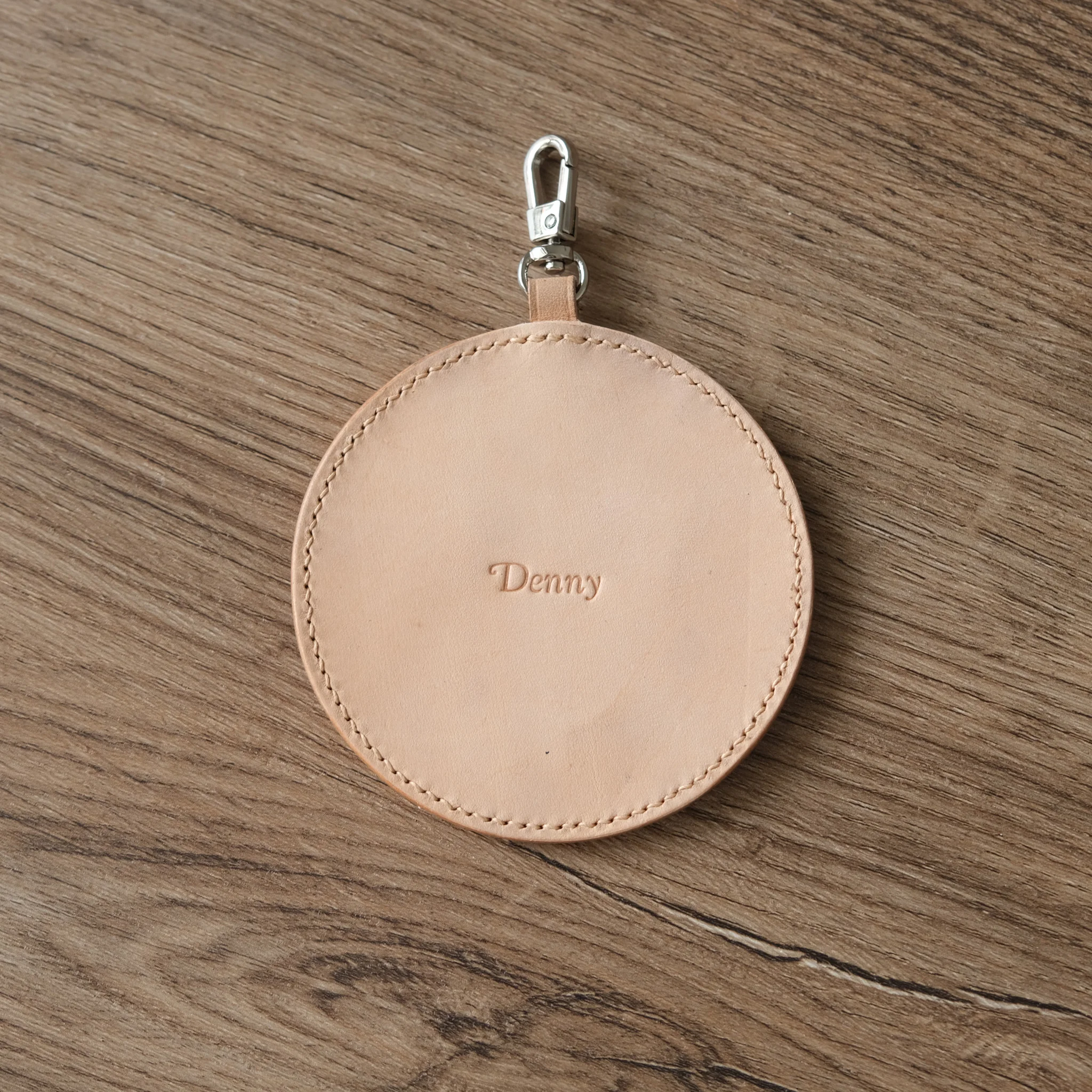 Ảnh Studio Charm Chạm khắc chó con - Koi Leather