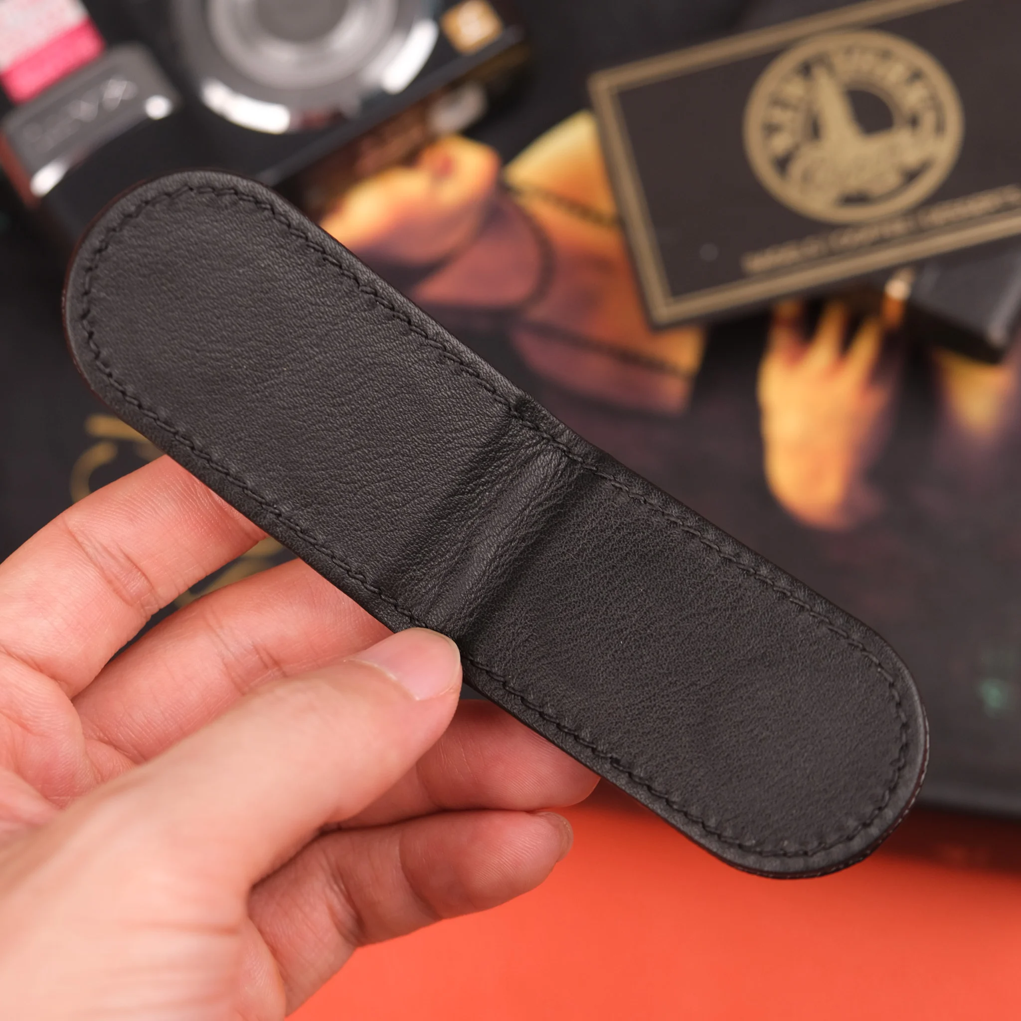 Ảnh Studio Money clip đen tag vàng Xusi - Koi Leather
