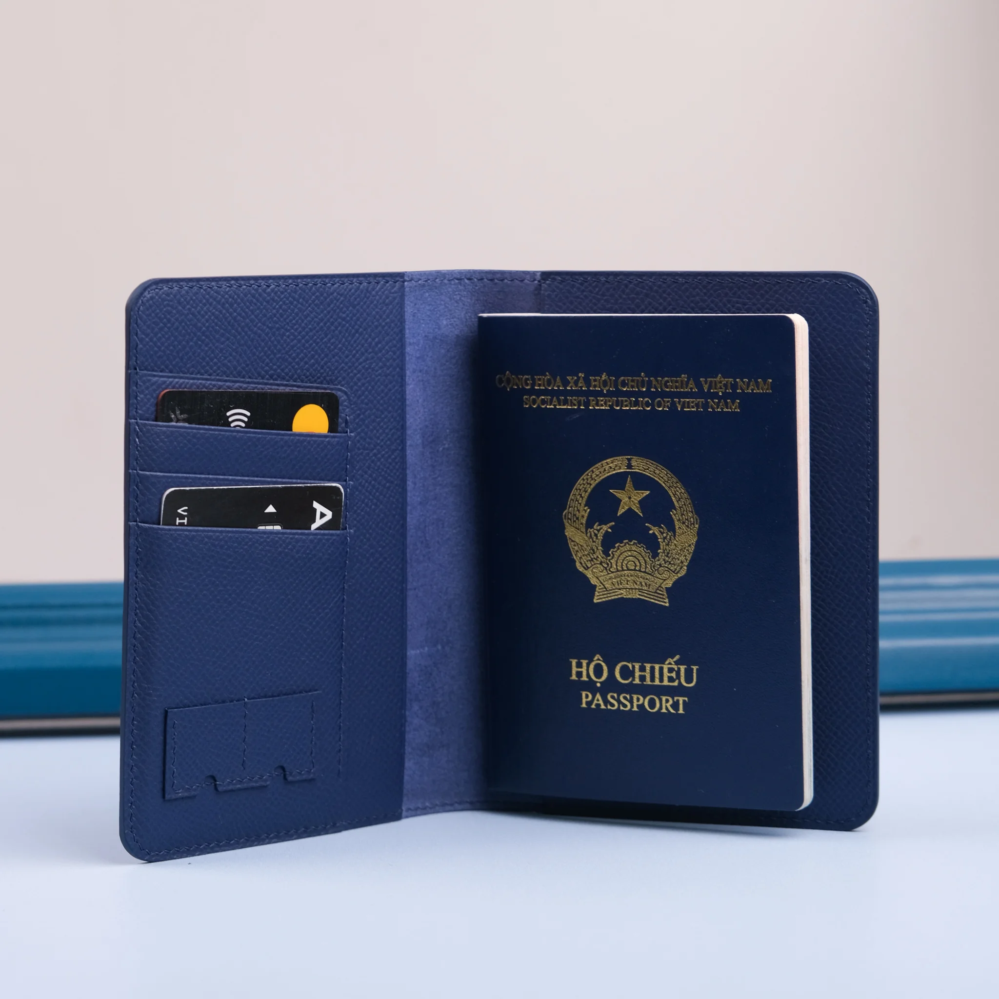Ảnh Studio Ví đựng hộ chiếu - epsom navy - Koi Leather
