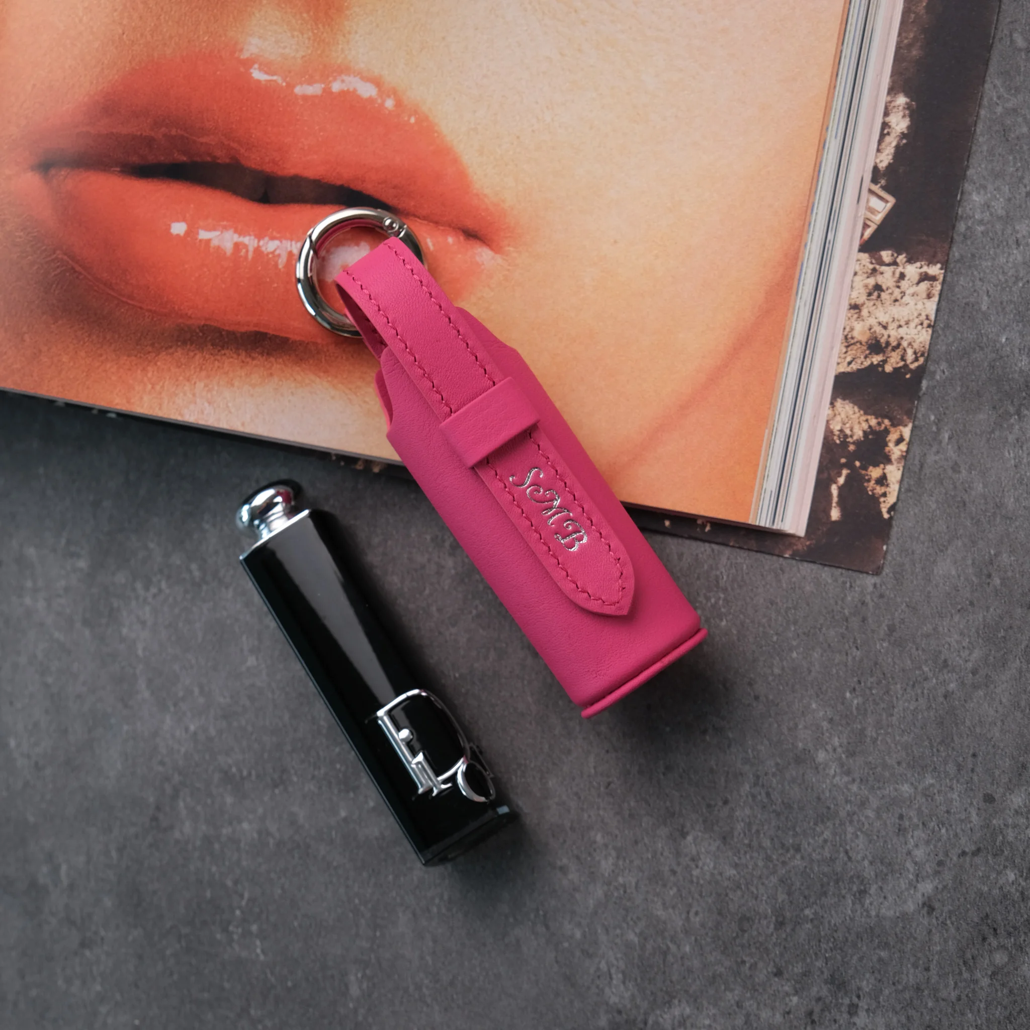 Ảnh Studio Charm son đeo túi - Koi Leather