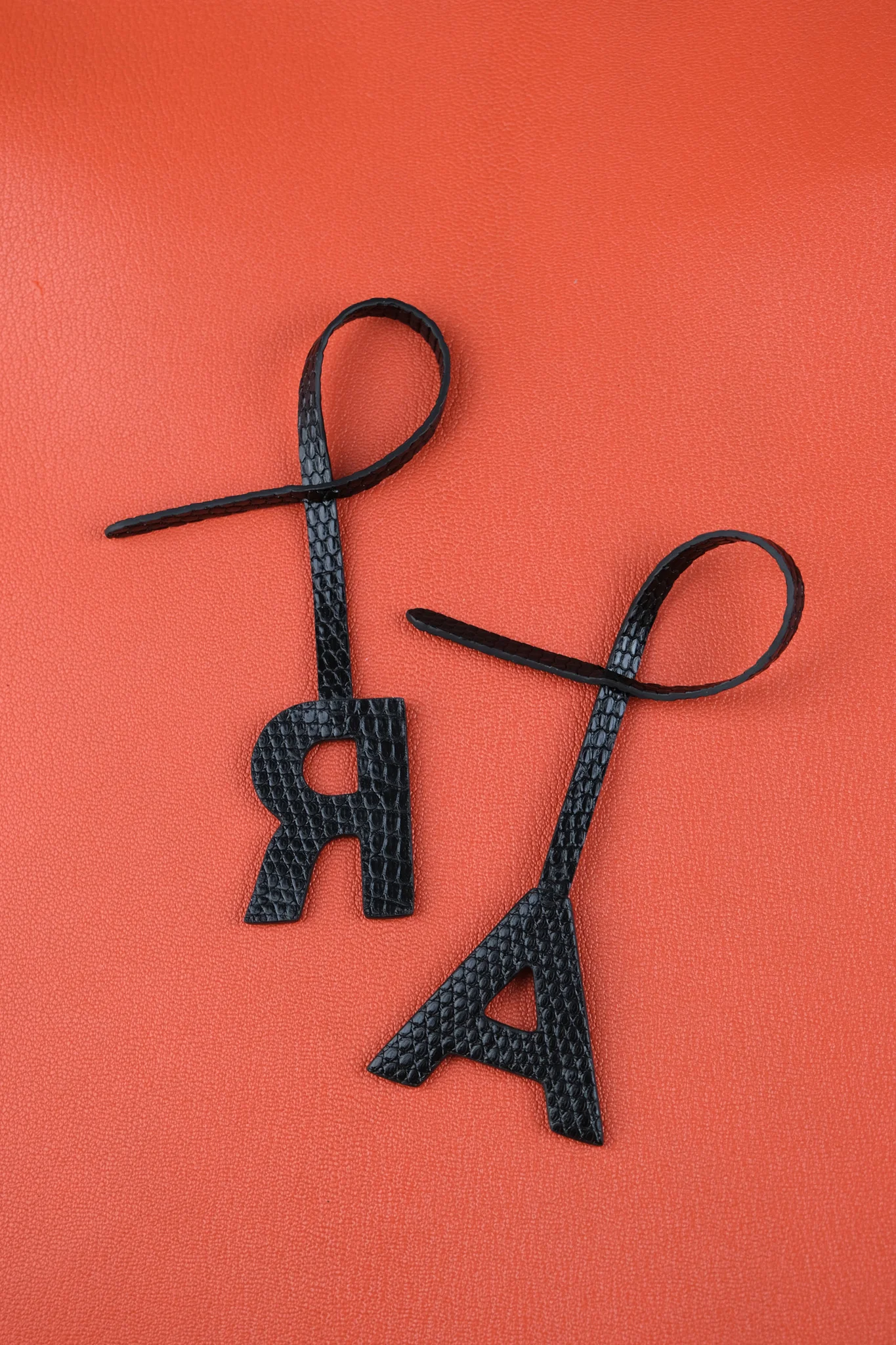 Ảnh Studio Charm chữ R A đeo túi - Koi Leather