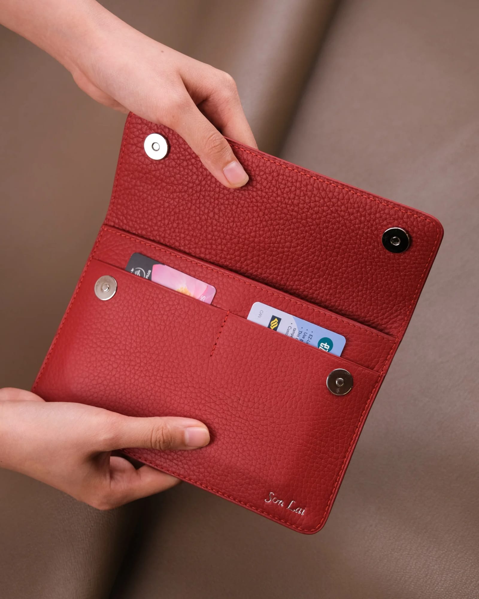 Ảnh Studio Ví da đỏ - Koi Leather