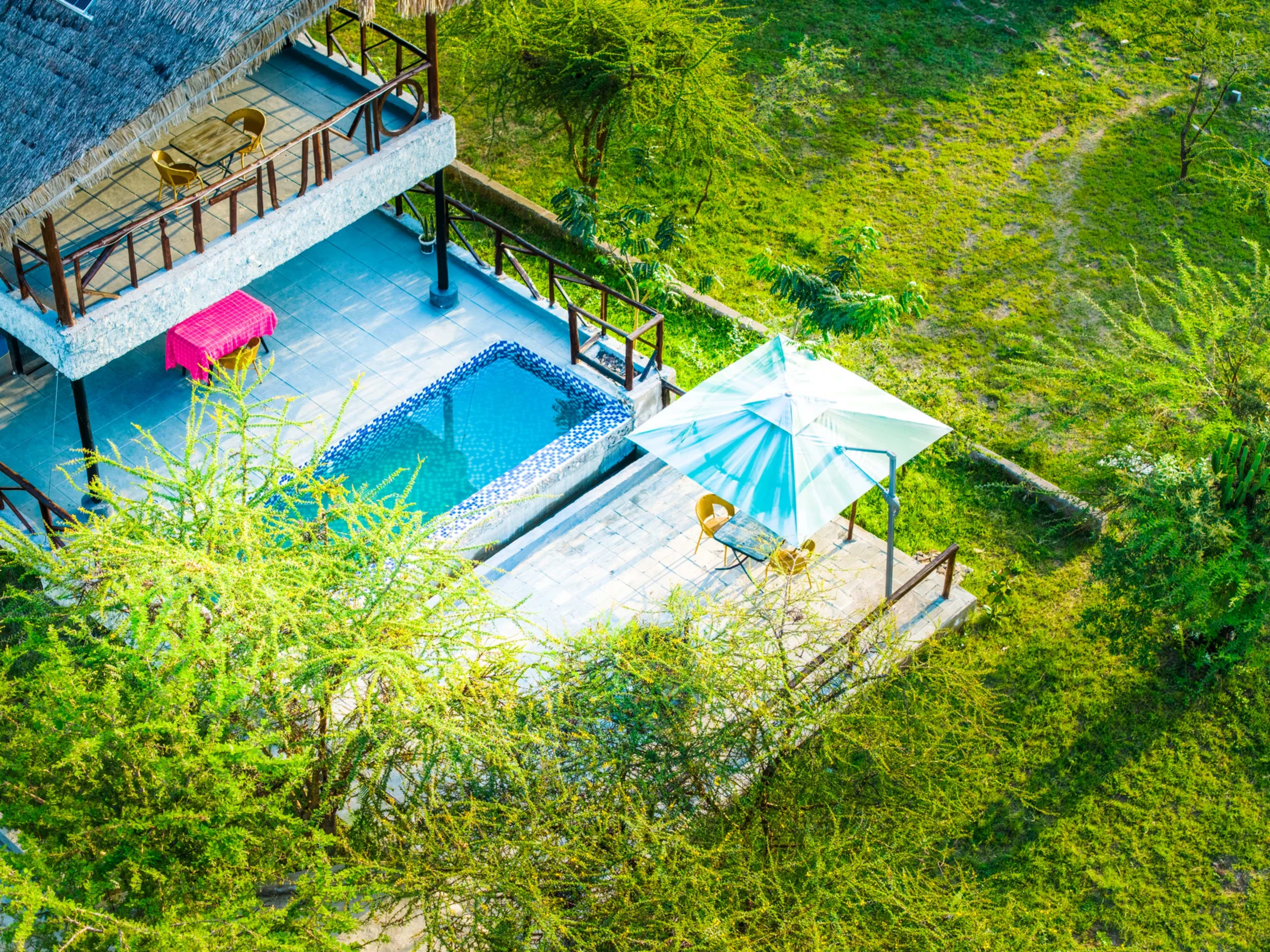 Terrasse de piscine privée où les enfants peuvent jouer librement sans déranger personne