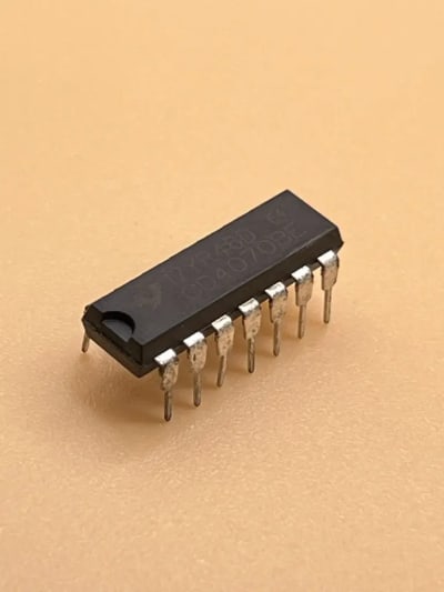CD4070 grid and inverter chip