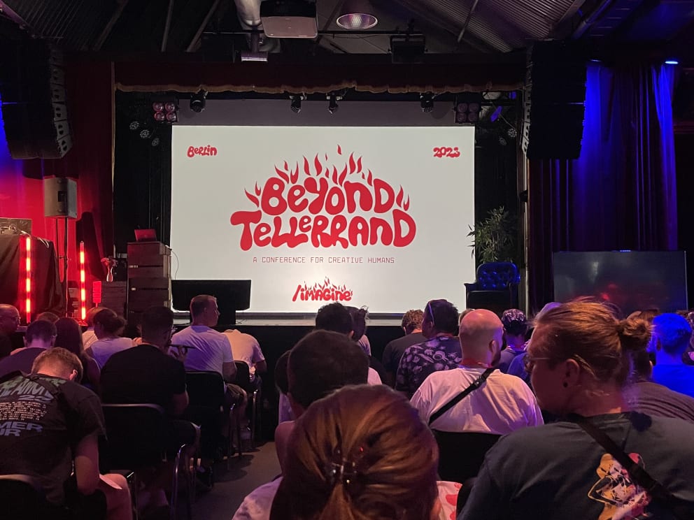 Beyond Tellerrand - Conference Hall with the Beyond Tellerand logo on big screen