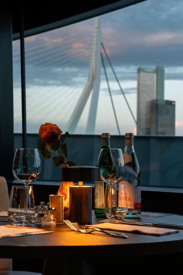 Restaurant Rotterdam met uitzicht op Erasmusbrug