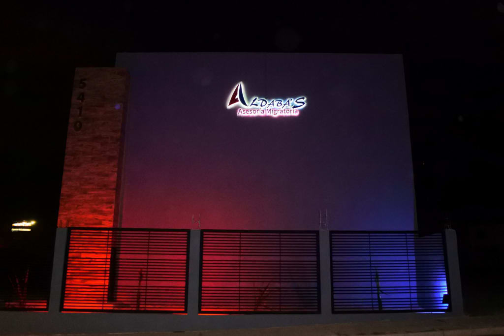 Publicidad exterior con letras 3D