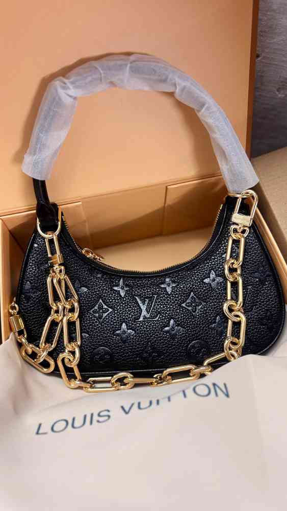 Louis Vuitton Black Catchy Premium Quality Shoulder Bag-1