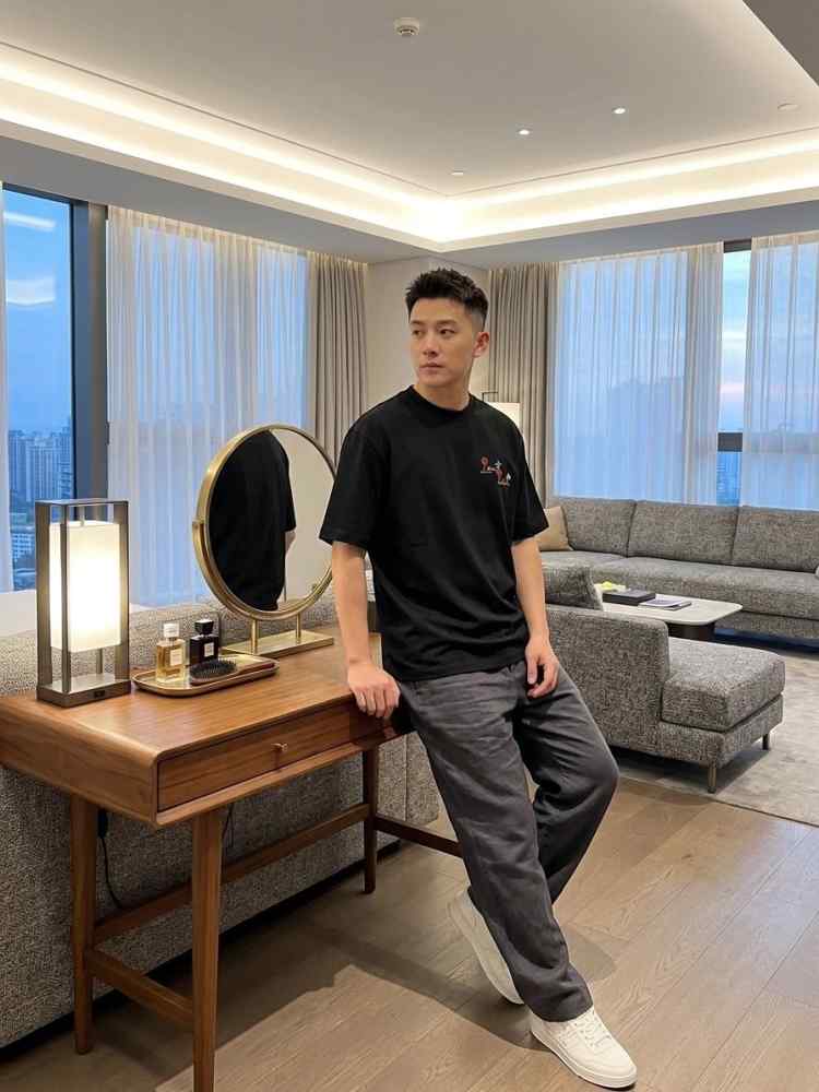 Louis Vuitton Black Embroidery Logo Premium T-shirt
