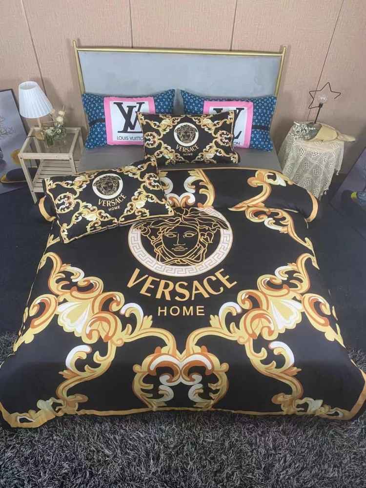 Versace Black & Golden Premium Quality Bedsheet-thumb-0