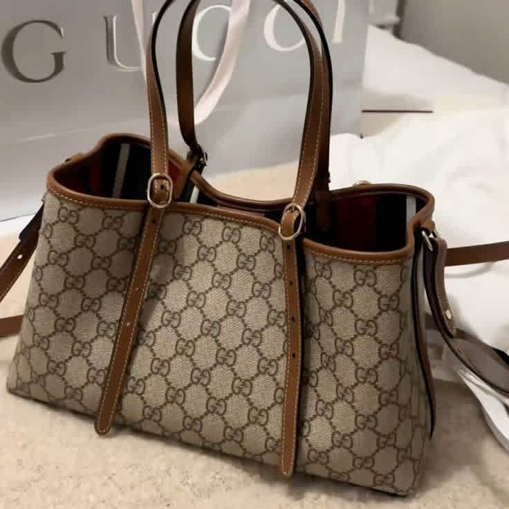 Gucci Emblem Beige Tote Bag With Charm-3