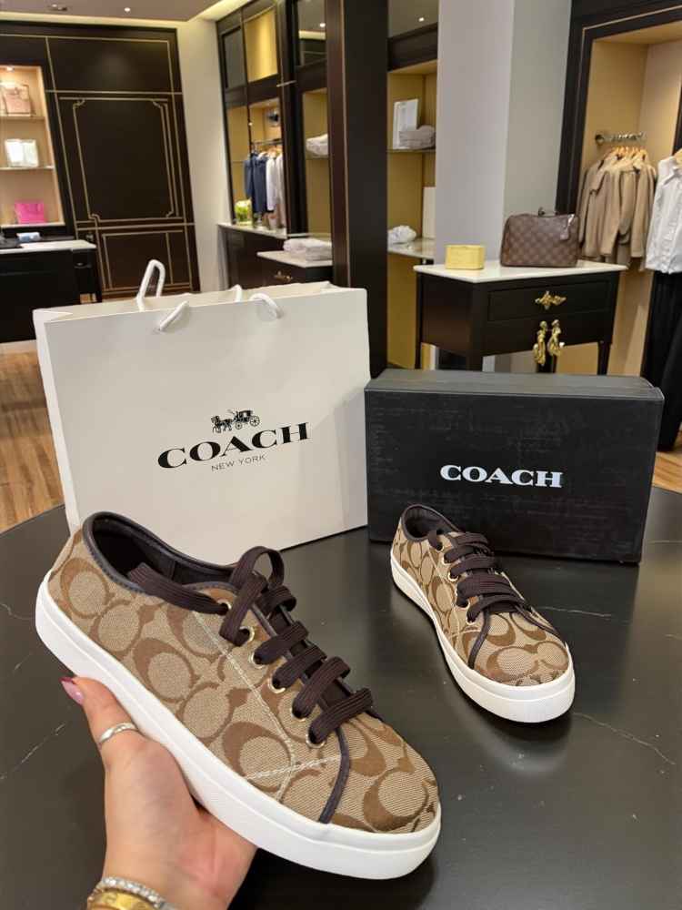 Coach Clip Court Low Top Sneaker In Signature Canvas-thumb-0