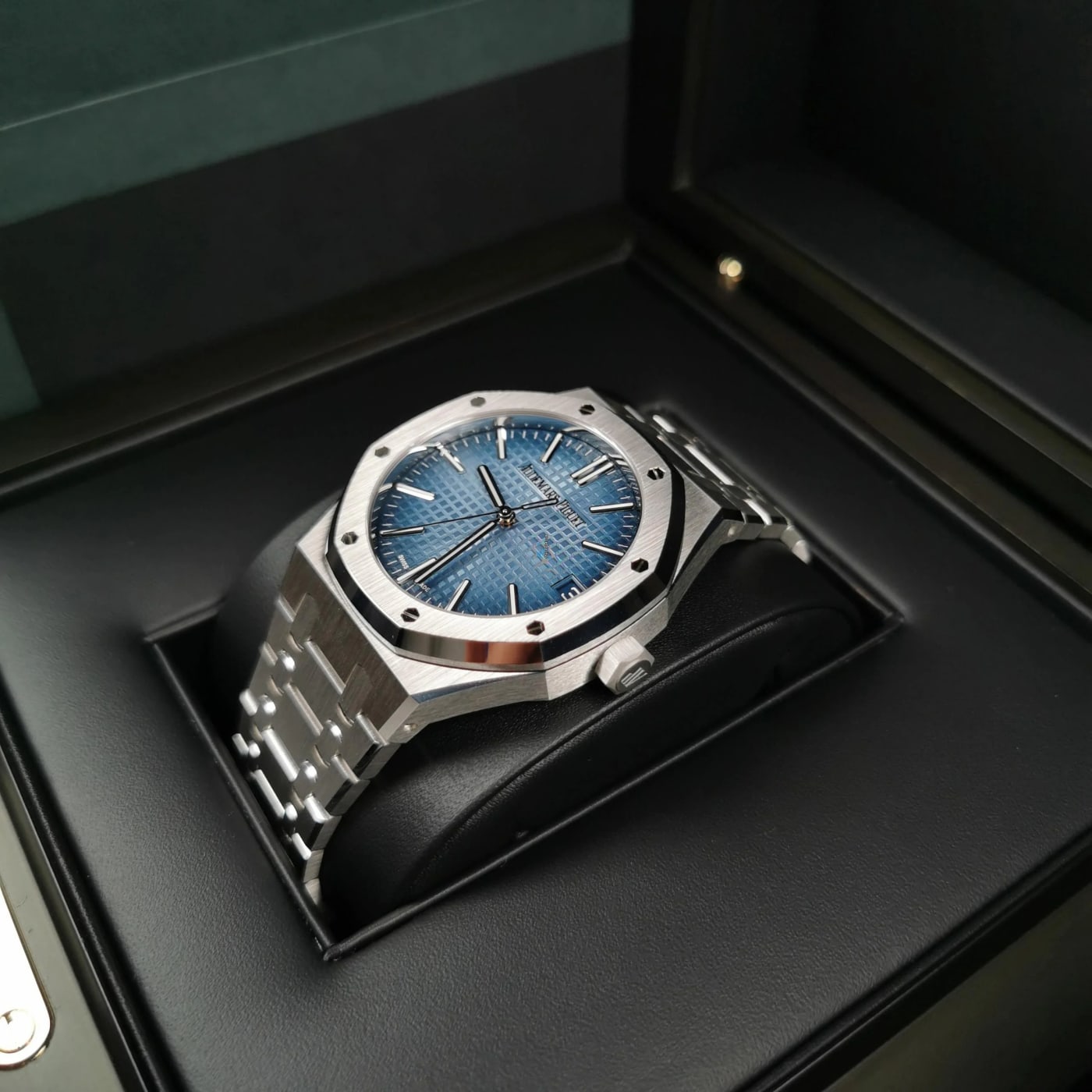 Audemars Piguet Royal Oak Special Edition White Gold With Smoked Blue Dial 15510BC.OO.1320BC.02 thumbnail 9