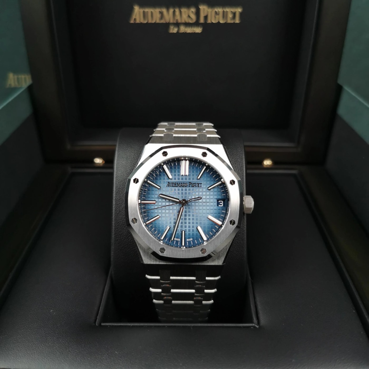 Audemars Piguet Royal Oak Special Edition White Gold With Smoked Blue Dial 15510BC.OO.1320BC.02 thumbnail 10