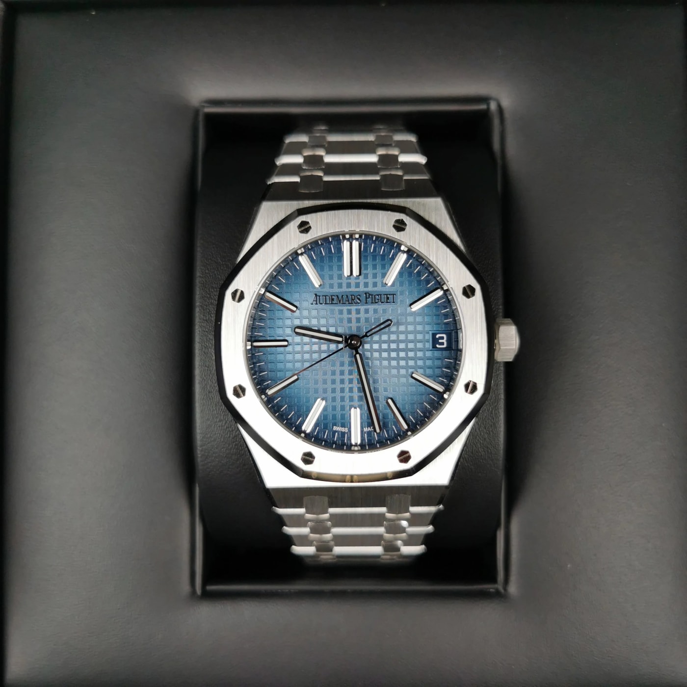 Audemars Piguet Royal Oak Special Edition White Gold With Smoked Blue Dial 15510BC.OO.1320BC.02 thumbnail 7