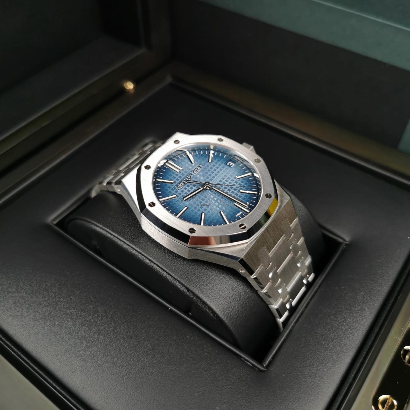Audemars Piguet Royal Oak Special Edition White Gold With Smoked Blue Dial 15510BC.OO.1320BC.02 thumbnail 8