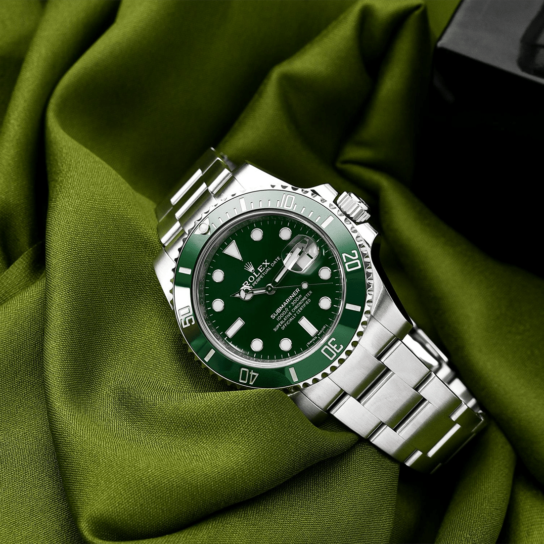Rolex Submariner Date "Hulk" Green Dial & Bezel Watch 116610LV thumbnail 9