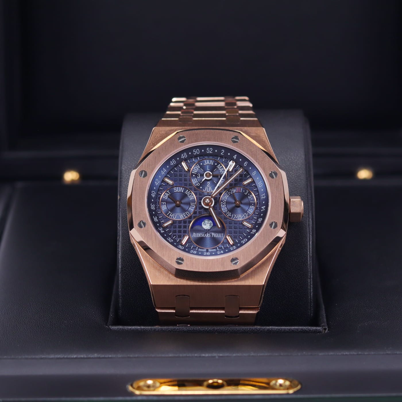 Audemars Piguet Royal Oak 26574BA.OO.1220BA.01 18K Yellow Gold Automatic Watch thumbnail 4