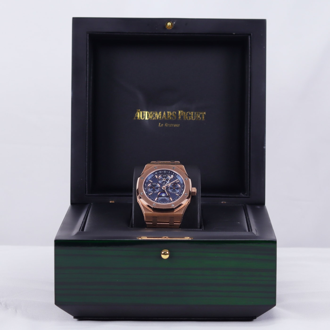 Audemars Piguet Royal Oak 26574BA.OO.1220BA.01 18K Yellow Gold Automatic Watch thumbnail 2