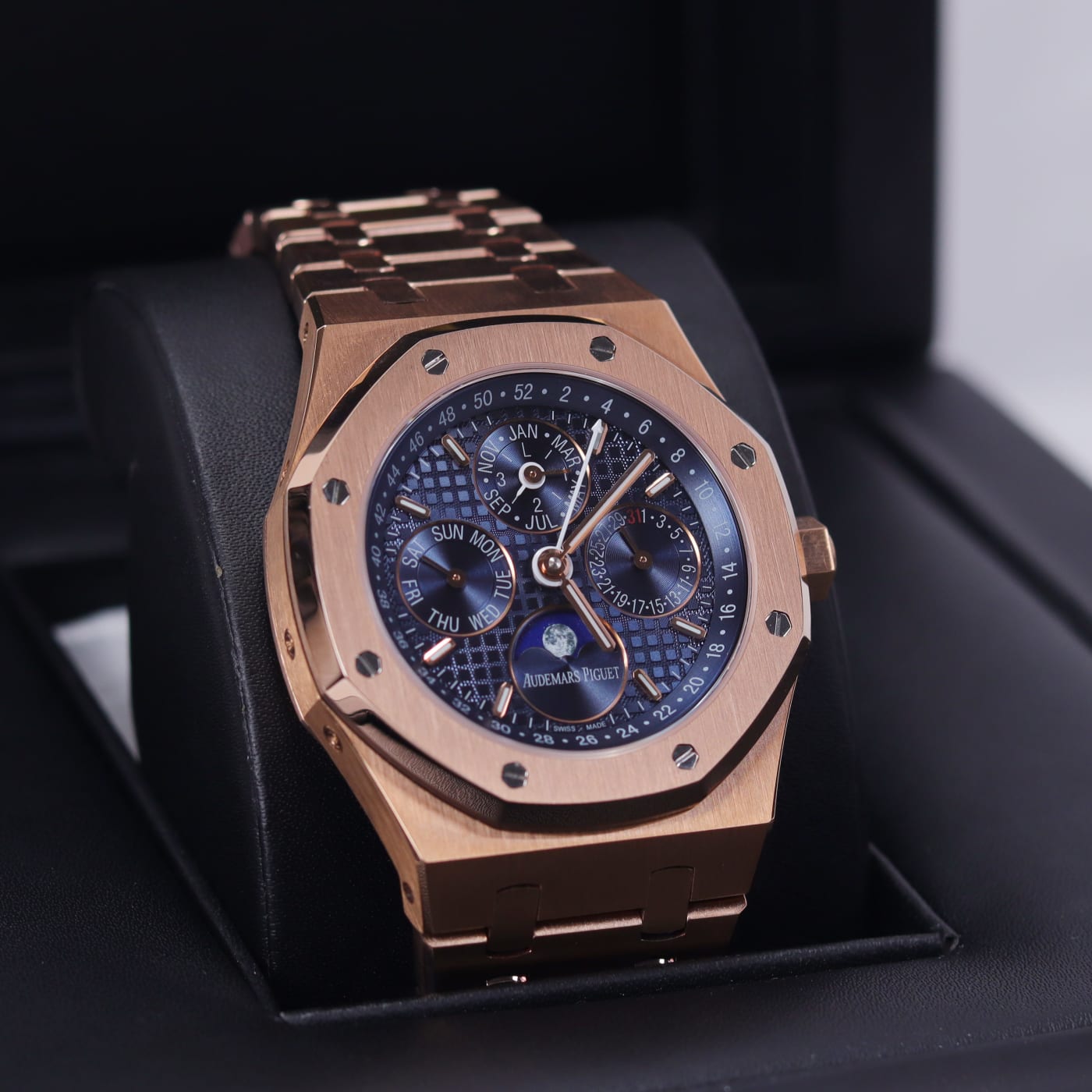 Audemars Piguet Royal Oak 26574BA.OO.1220BA.01 18K Yellow Gold Automatic Watch thumbnail 5