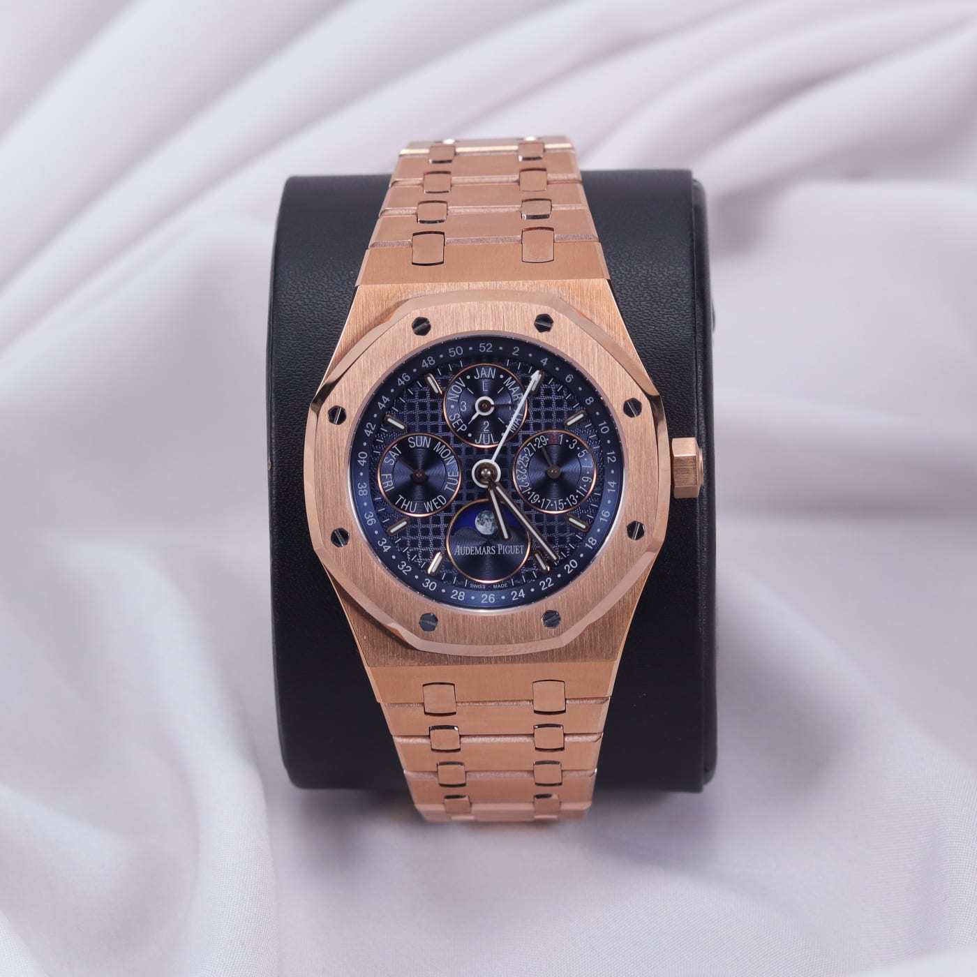 Audemars Piguet Royal Oak 26574BA.OO.1220BA.01 18K Yellow Gold Automatic Watch thumbnail 6