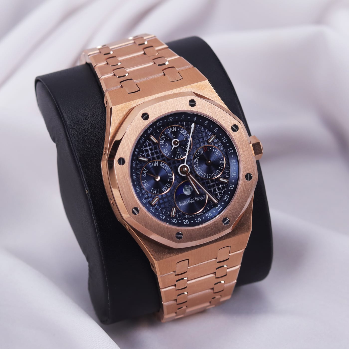 Audemars Piguet Royal Oak 26574BA.OO.1220BA.01 18K Yellow Gold Automatic Watch thumbnail 7