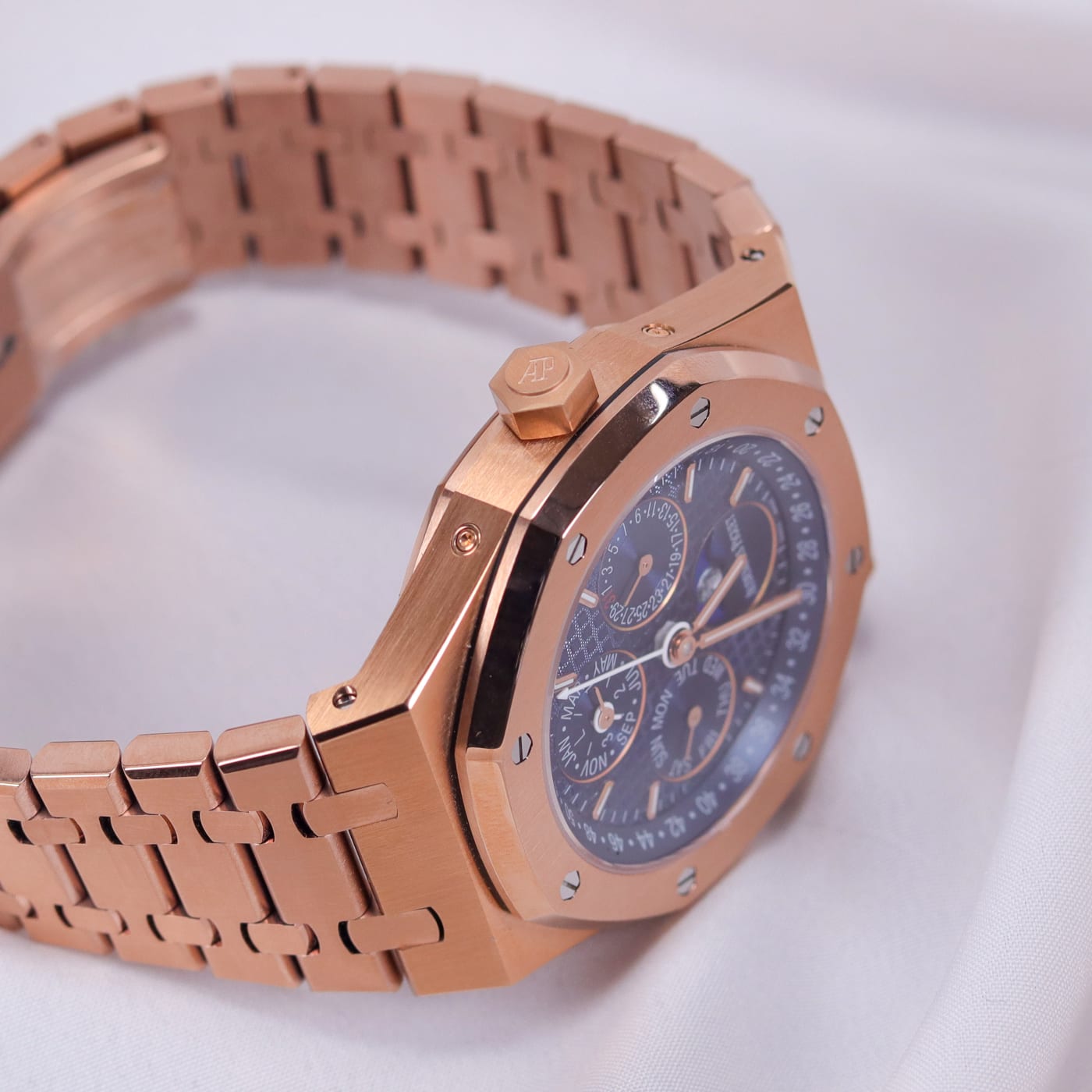 Audemars Piguet Royal Oak 26574BA.OO.1220BA.01 18K Yellow Gold Automatic Watch thumbnail 8