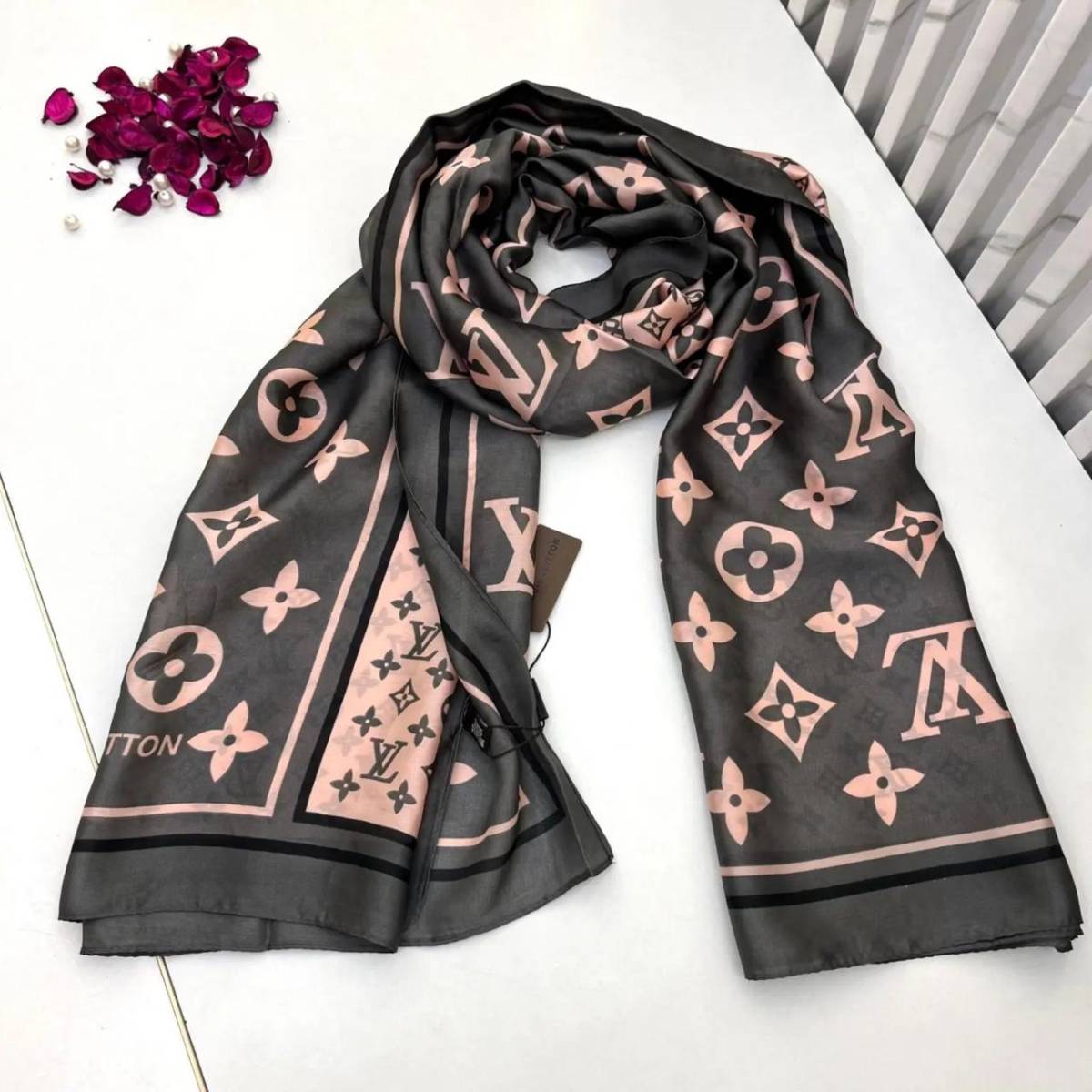 Louis Vuitton Premium Quality Black & Cream Silk Stole-0