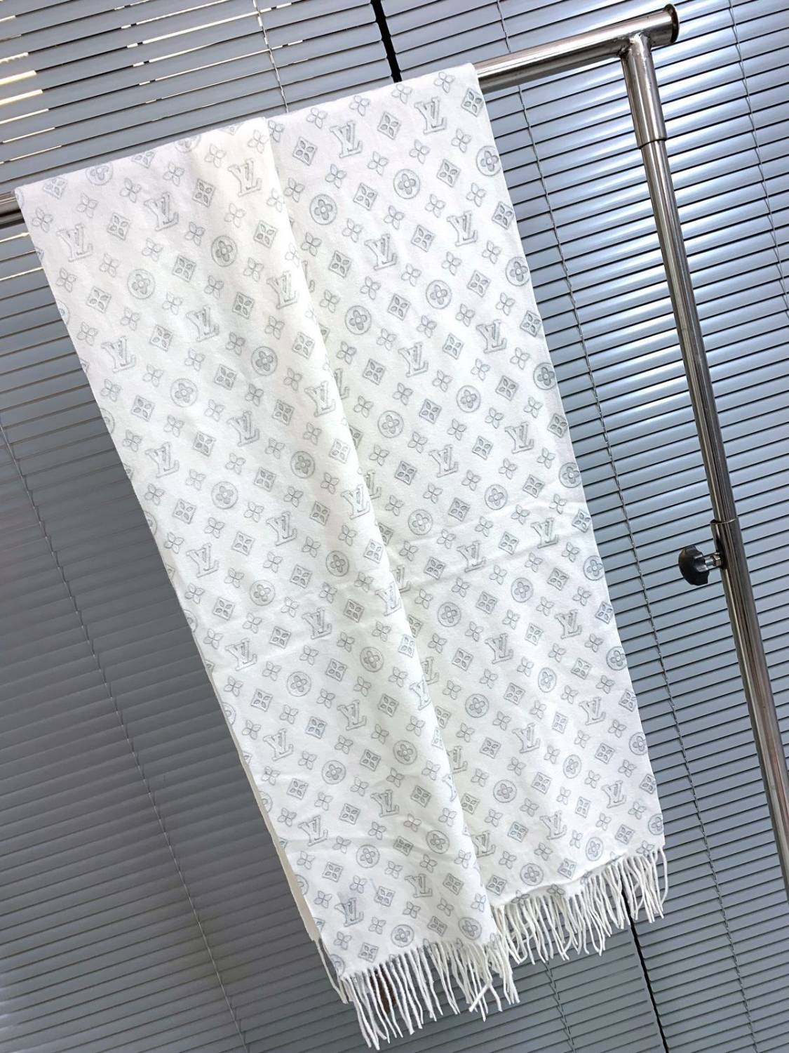 Louis Vuitton White Cashmere Reversible Muffler-4