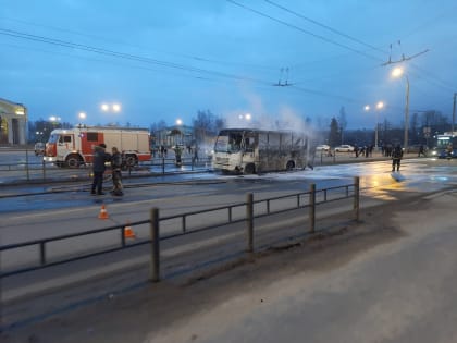Маршрутка загорелась напротив площади Кирова в Петрозаводске