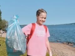 Подростки очищают берега Онежского озера