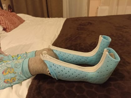 Кира учится ходить