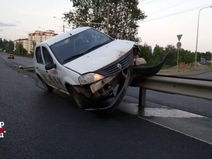 Пошел на взлет. Автомобиль такси ночью вылетел на ограждение между полосами