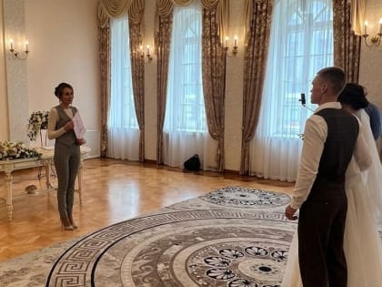 Надежда Дрейзис поздравила молодоженов, создавших новую семью в День города