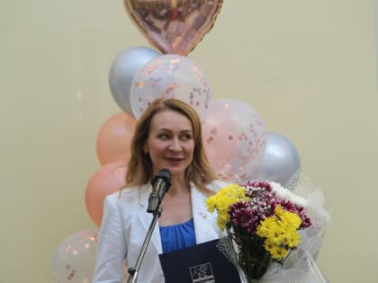 Председатель Петросовета Надежда Дрейзис поздравила Центр детского чтения с пятилетием
