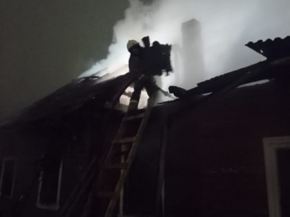 Дом на окраине Петрозаводска загорелся и едва не взорвался