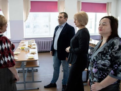 Депутаты проинспектировали организацию бесплатного горячего питания в школах столицы Карелии
