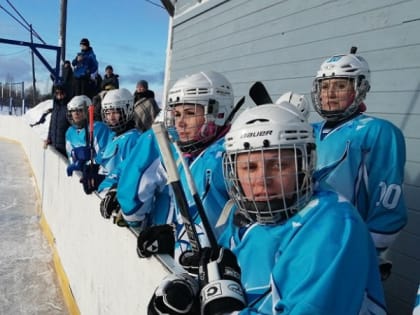 В карельском поселке женщины сразились с мужчинами в хоккей