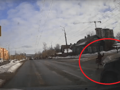 Водитель только чудом не сбил девочку на «зебре» В Петрозаводске