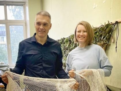 Депутат Петросовета Андрей Ушаков оказал помощь волонтерам, изготавливающим маскировочные сети и костюмы для бойцов СВО
