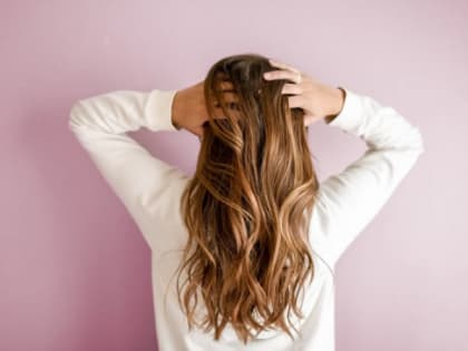 Стилист рассказал о вреде махровых полотенец для волос